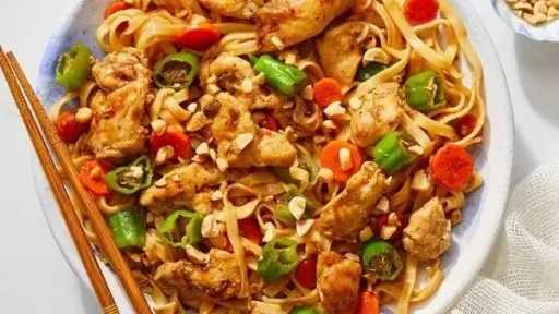 طريقة عمل نودلز بالخضار والدجاج