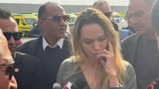 أنجلينا جولي تتفقد معبر رفح البري للاطلاع على جهود إغاثة الفلسطينيين