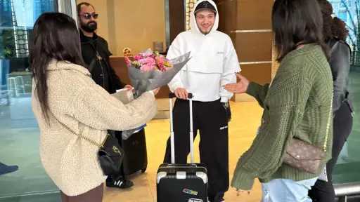 بالورود وهتافات الجمهور.. الشامي يصل القاهرة استعدادًا لحفله... بالورود وهتافات الجمهور.. الشامي يصل القاهرة استعدادًا لحفله المنتظر بالزمالك