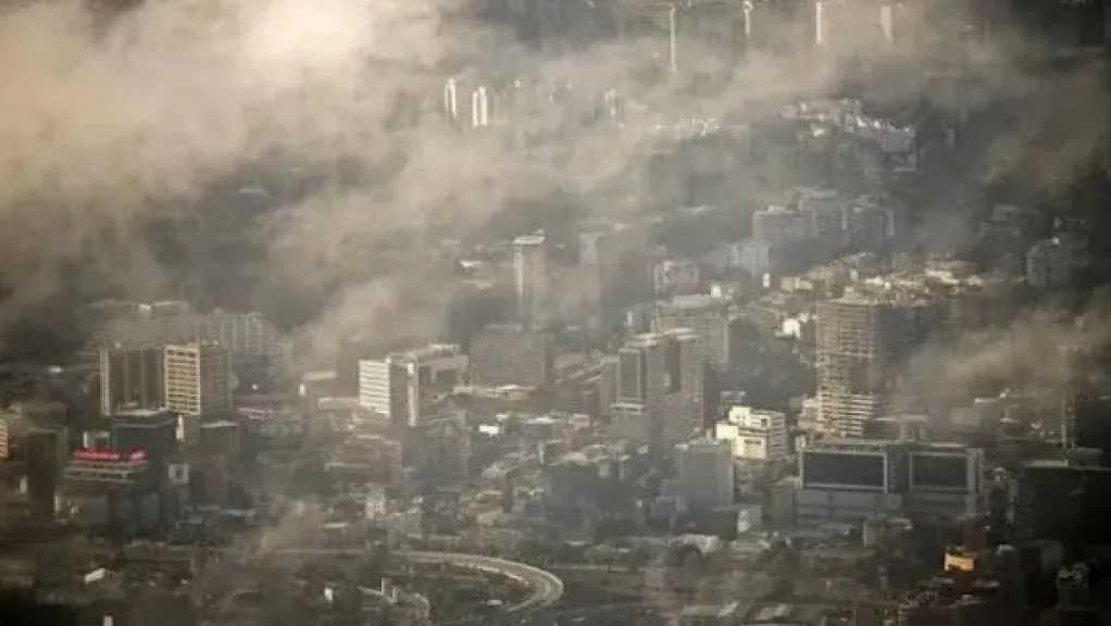 انفجارات تهز أكبر ميناء بحري في فنزويلا وتحليق مكثف للطائرات فوق كاراكاس