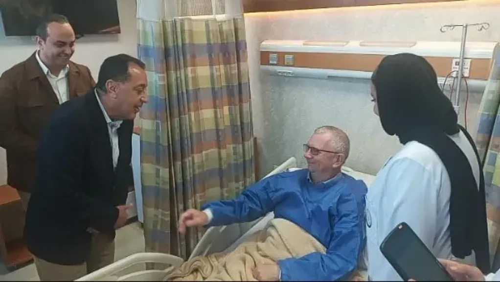 مريض بريطاني لمدبولي: مستشفي الكرنك كأنها فندق عالمي