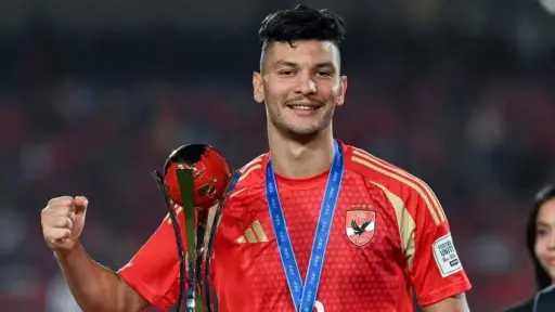 مستقبل غامض لمدافع الأهلي.. أكثر من سيناريو ينتظر... مستقبل غامض لمدافع الأهلي.. أكثر من سيناريو ينتظر أشرف داري