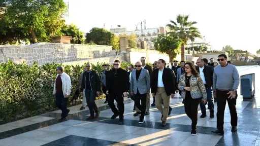 رئيس الوزراء يتفقد أعمال تطوير كورنيش النيل بالأقصر ويشاهد عروضا فنية بالمسرح الروماني بالبر الغربي