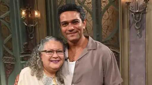 آسر ياسين يحتفل بعرض فيلمه «إن غاب القط» وسط دعم والدته وتصدر شباك التذاكر