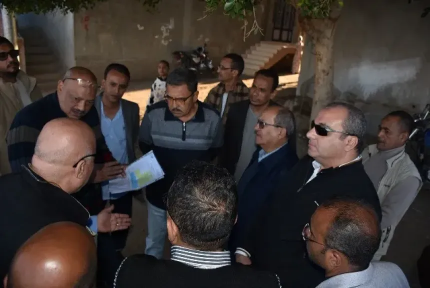 رئيس القابضة للمياه يتفقد مشروعات الوصلات المنزلية للصرف الصحي في الأقصر