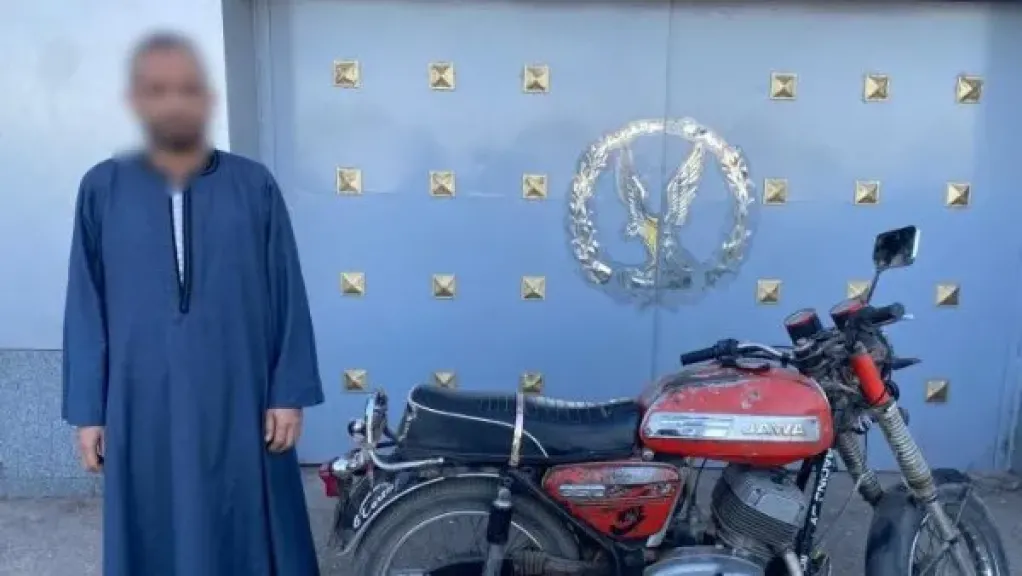 عامل يسحل نجل شقيقه بدراجته النارية فى أسيوط