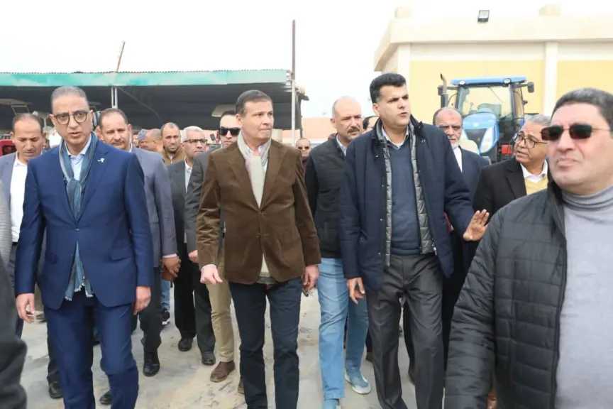 وزير الزراعة ومحافظ الفيوم يوزعان 15 ”فراطة ذرة” على صغار المزارعين بالمحافظة