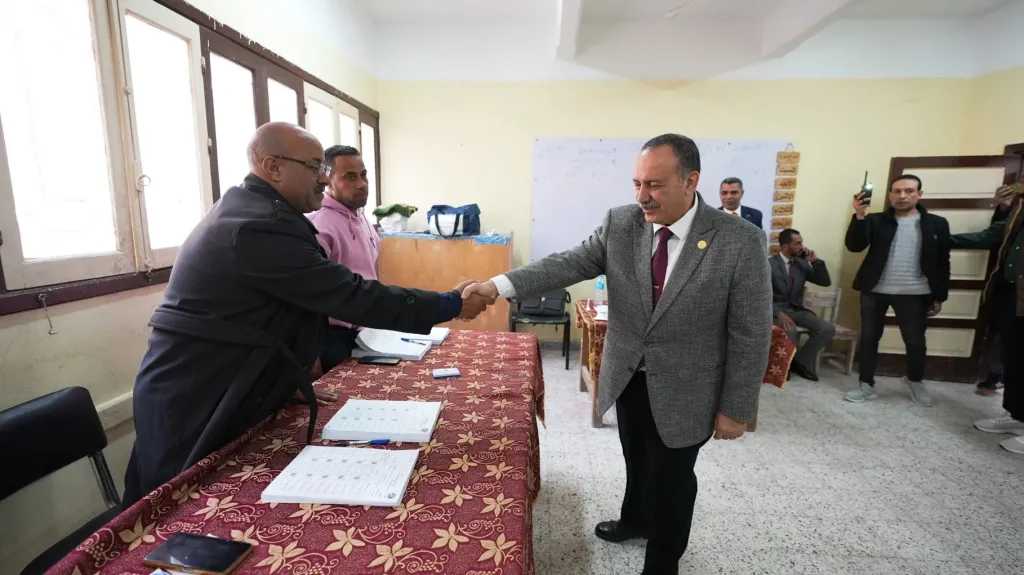 محافظ أسيوط يواصل جولاته الميدانية على اللجان الانتخابية لليوم الثاني في جولة الإعادة