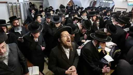 مواجهات بين شرطة الاحتلال ومتظاهرين من الحريديم في... مواجهات بين شرطة الاحتلال ومتظاهرين من الحريديم في القدس بسبب رفض الخدمة العسكرية