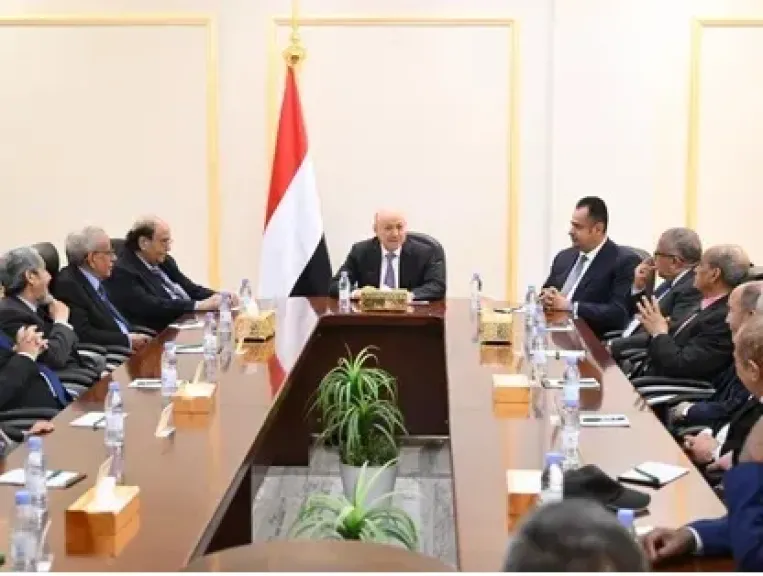 العليمي يشيد بنجاح عملية استعادة كل المواقع العسكرية والأمنية في حضرموت