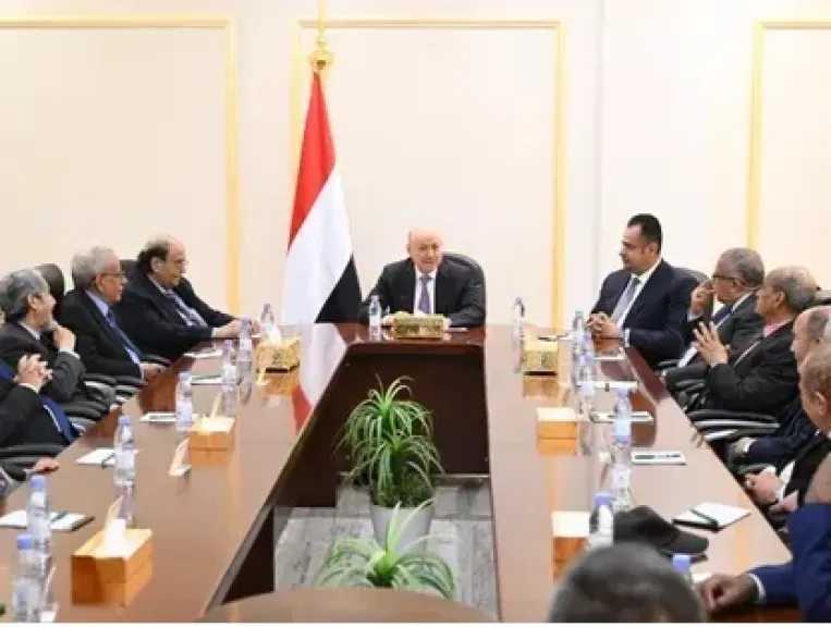 العليمي يشيد بنجاح عملية استعادة كل المواقع العسكرية والأمنية في حضرموت