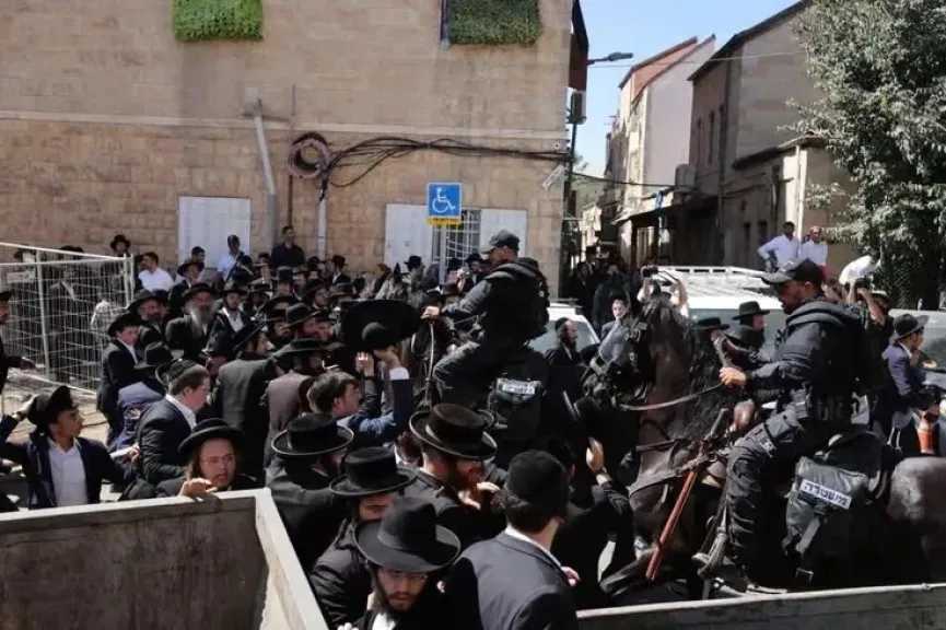 اشتباكات بين شرطة إسرائيل ومتظاهرين حريديم أمام مكتب تجنيد بالقدس