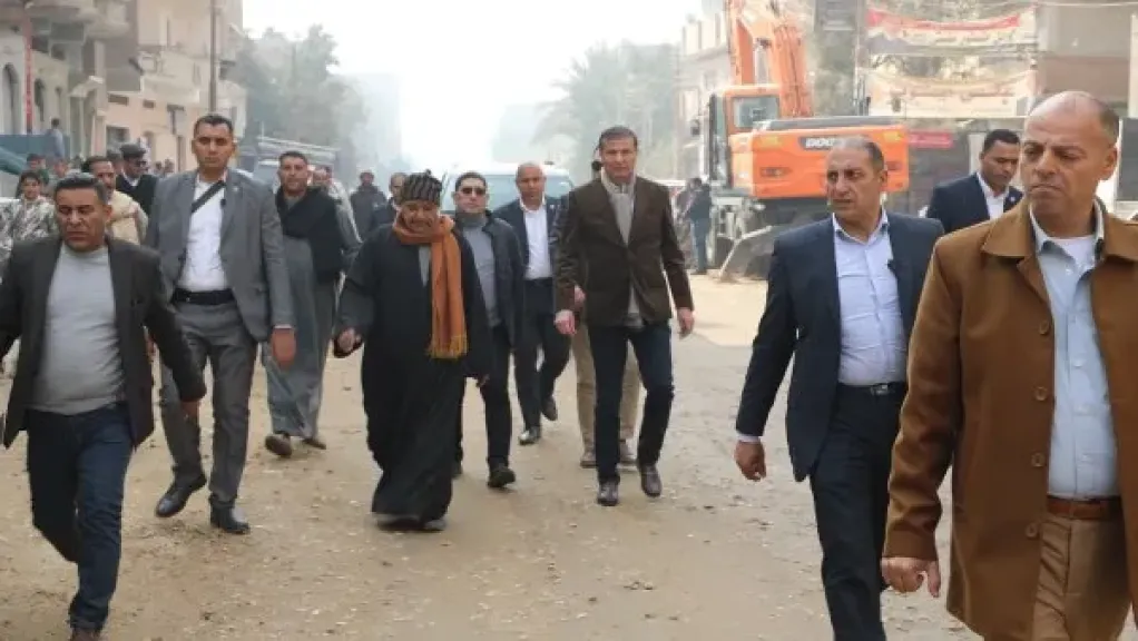  وزير الزراعة يسير 2 كيلومتر على قدميه لإنصاف مزارع