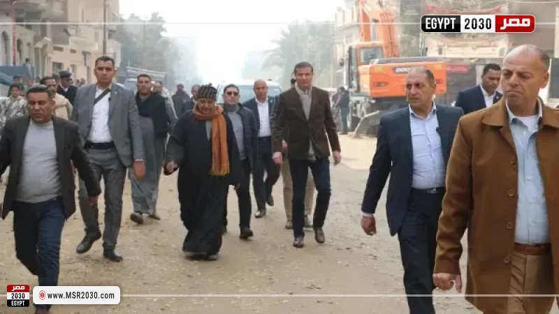  وزير الزراعة يسير 2 كيلومتر على قدميه لإنصاف مزارع