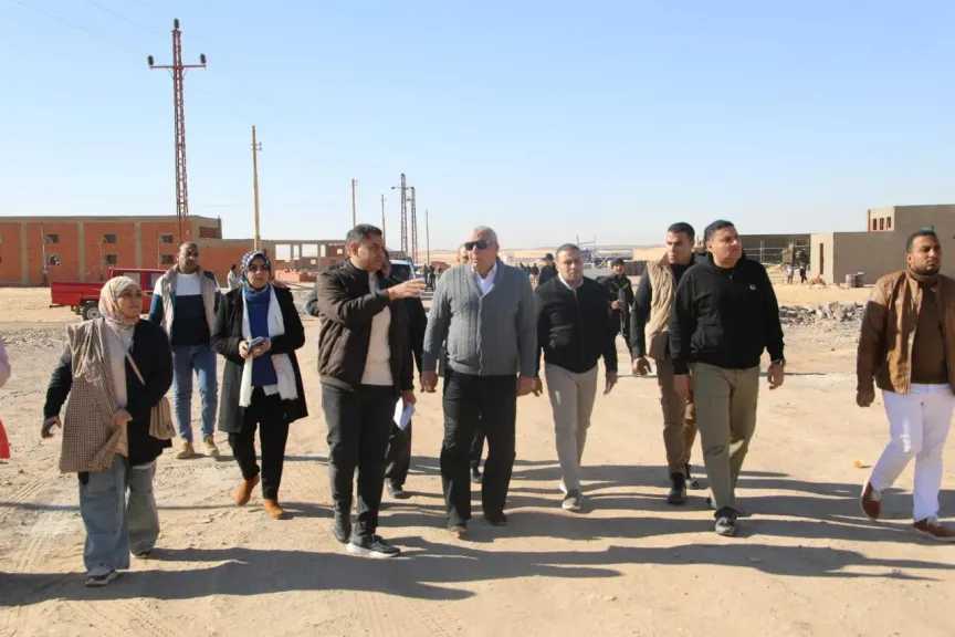 محافظ الوادي الجديد يتابع أعمال الإنشاءات بمركز إنتاج الحرير الطبيعي