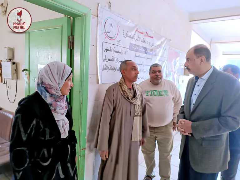 محافظ سوهاج يتفقد قرية بلصفورة بمركز سوهاج ومشروعات الرصف الجارية بالمنشاة