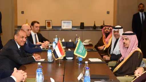 وزير الخارجية ونظيره السعودي يؤكدان دعم مسار التهدئة وخفض التصعيد باليمن