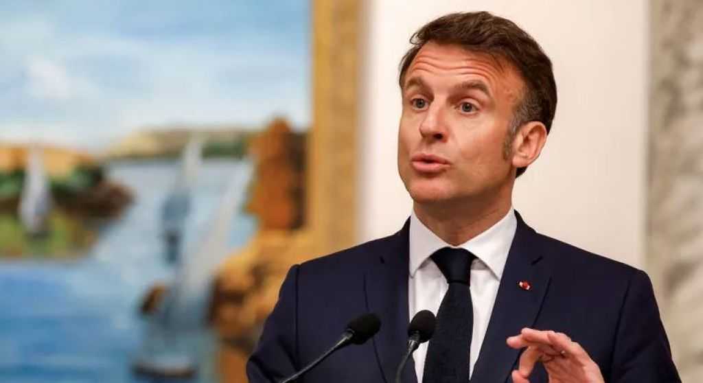 ماكرون يهنئ مامادي دومبويا بعد فوزه الساحق بالانتخابات الرئاسية في غينيا