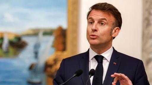 ماكرون يهنئ مامادي دومبويا بعد فوزه الساحق بالانتخابات الرئاسية في غينيا