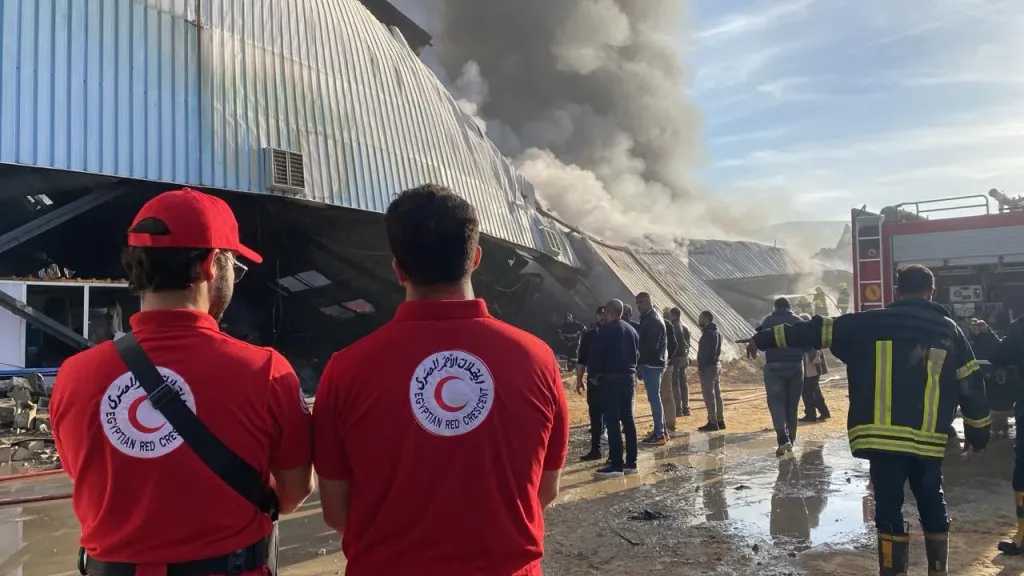 عشرات المصابين ..الهلال الأحمر يساند جهود الحماية المدنية في حريق مصنع بلاستيك بأكتوبر