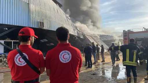 عشرات المصابين ..الهلال الأحمر يساند جهود الحماية المدنية في حريق مصنع بلاستيك بأكتوبر