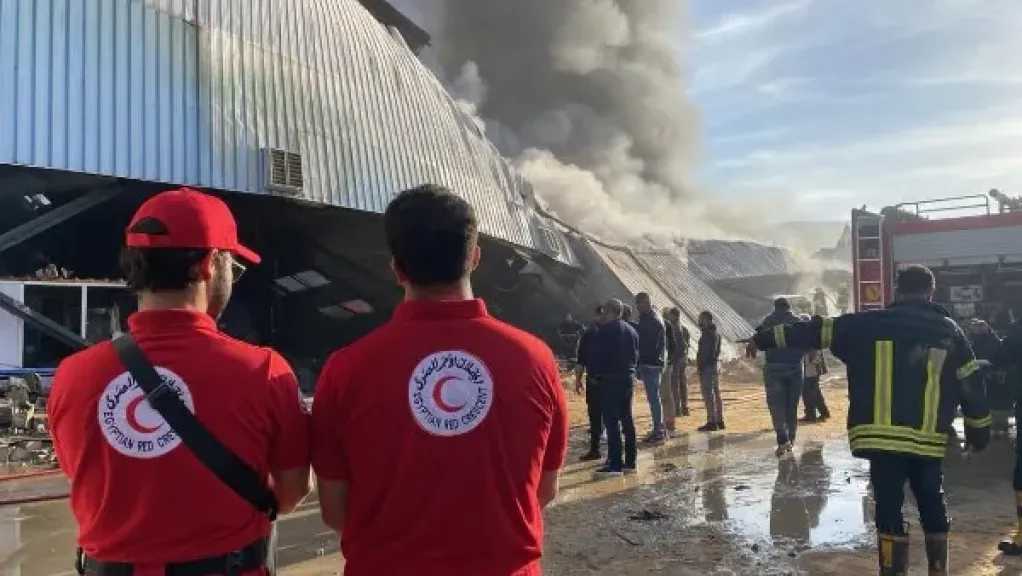 الهلال الأحمر يساند يدعم جهود السيطرة على حريق مصنع بلاستيك بأكتوبر