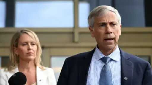 محامي مؤسس موقع ويكيليكس يترافع عن مادورو