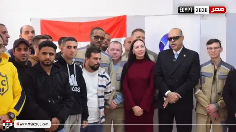 وزير العمل مع المتقدمين على شغل فرص العمل