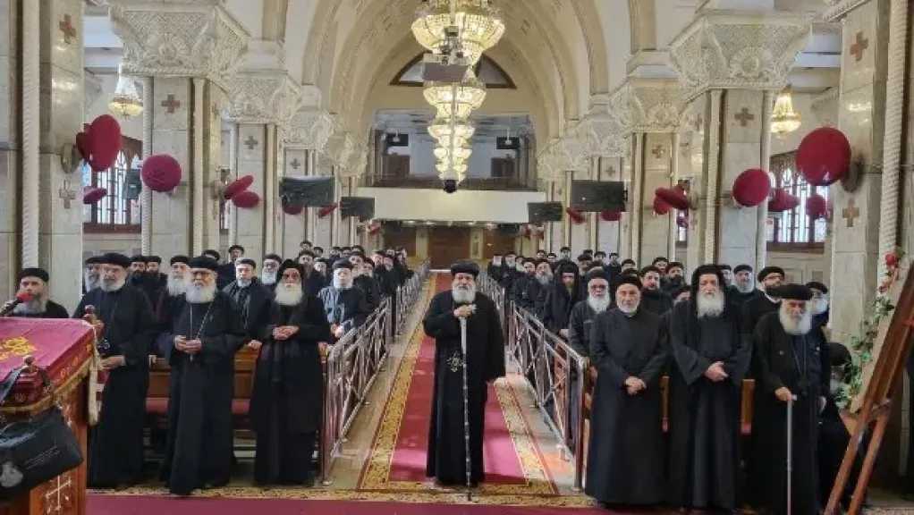 الأنبا ميخائيل يتأمل في رسالة رومية خلال لقائه الشهري بكهنة حلوان