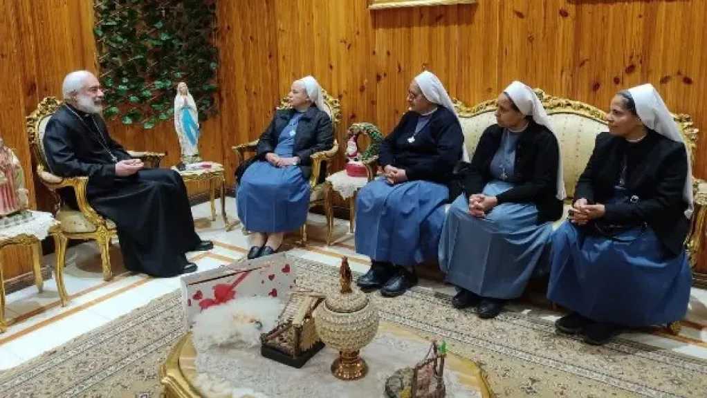 مطران إيبارشية المنيا للأقباط الكاثوليك يستقبل راهبات قلب يسوع المصريات