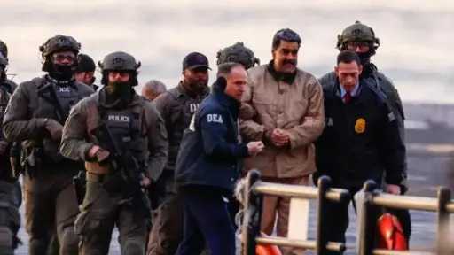 مادورو عند مغادرته المحكمة: أنا أسير حرب مادورو عند مغادرته المحكمة: أنا أسير حرب