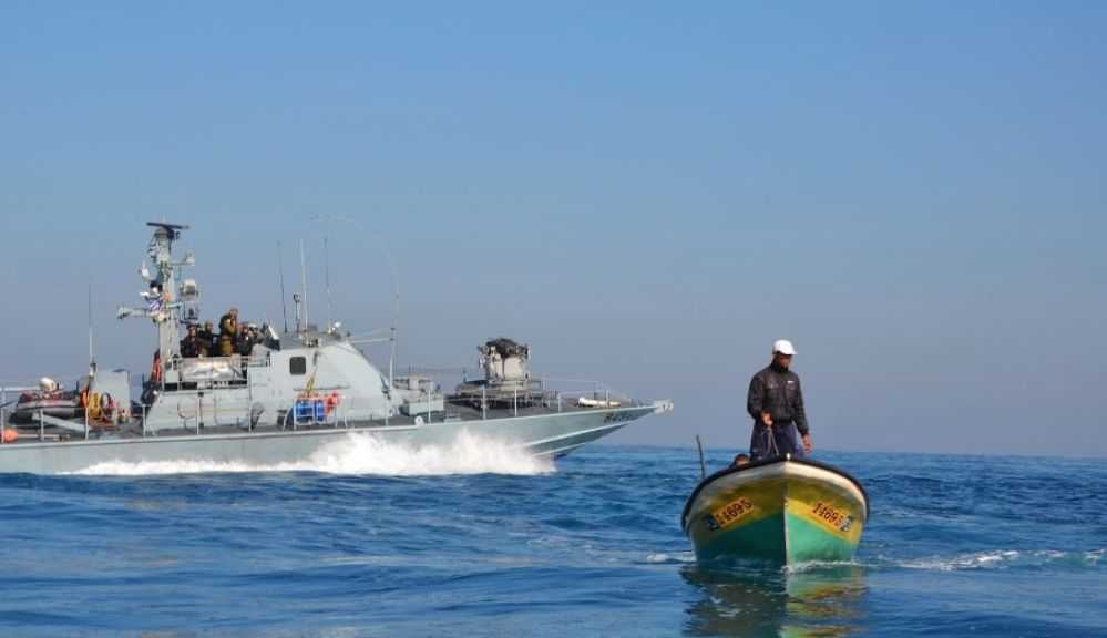 الاحتلال الإسرائيلي يواصل خروقاته لوقف إطلاق النار ويعتقل صيادين من بحر غزة