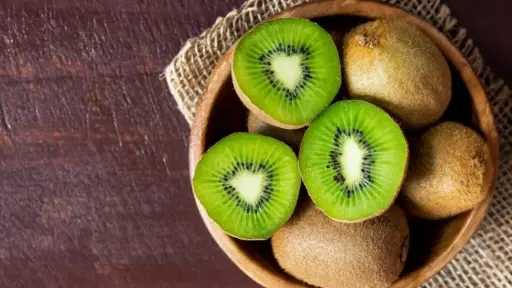 دراسة تكشف: فيتامين سي الغذائي يعزز الكولاجين ويجدد خلايا البشرة