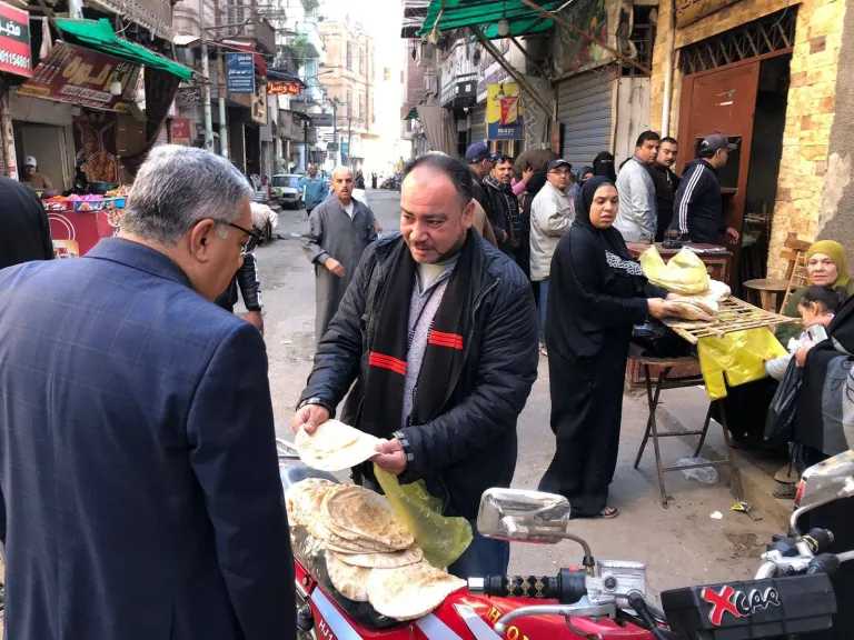 محافظ الدقهلية يتفقد المخابز بمدينة المنصورة ويؤكد على الالتزام بجودة الخبز والوزن المقرر للرغيف