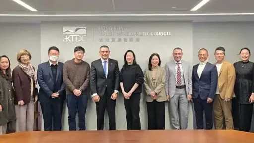 قنصل عام مصر بهونج كونج يستقبل وفدًا من رجال الأعمال بقطاع المنسوجات