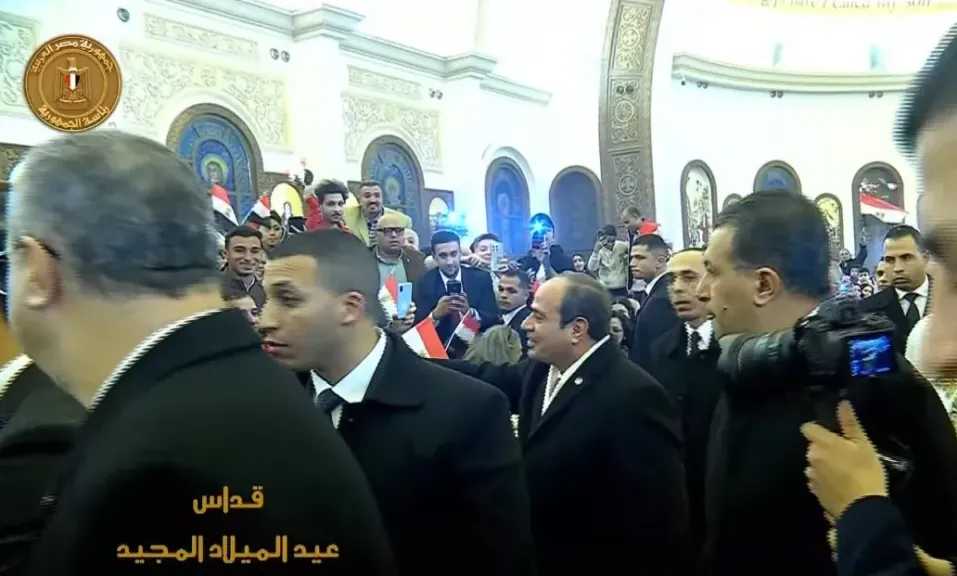 الرئيس السيسي يصافح الأقباط ويلتقط معهم الصور بكاتدرائية ميلاد المسيح في ليلة عيد الميلاد