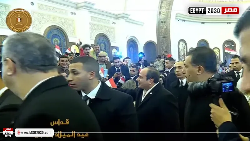 الرئيس السيسي يصافح الأقباط ويلتقط معهم الصور بكاتدرائية