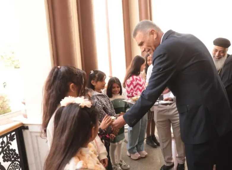 محافظ أسوان يوزع كروت تهنئة الرئيس والهدايا على الأطفال بمختلف الكنائس