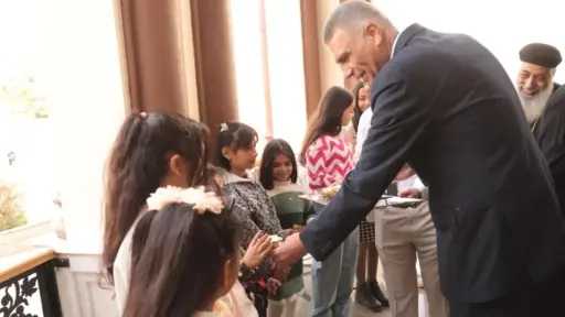 محافظ أسوان يوزع كروت تهنئة الرئيس والهدايا على الأطفال بمختلف الكنائس