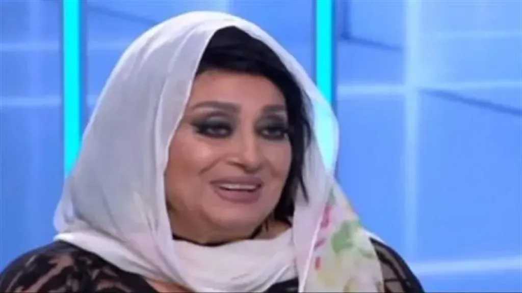 حنان مطاوع تهنئ والدتها سهير المرشدي قبل تكريمها في احتفالية عيد الثقافة