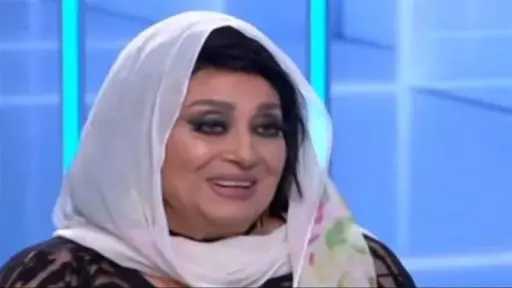 حنان مطاوع تهنئ والدتها سهير المرشدي قبل تكريمها في احتفالية عيد الثقافة