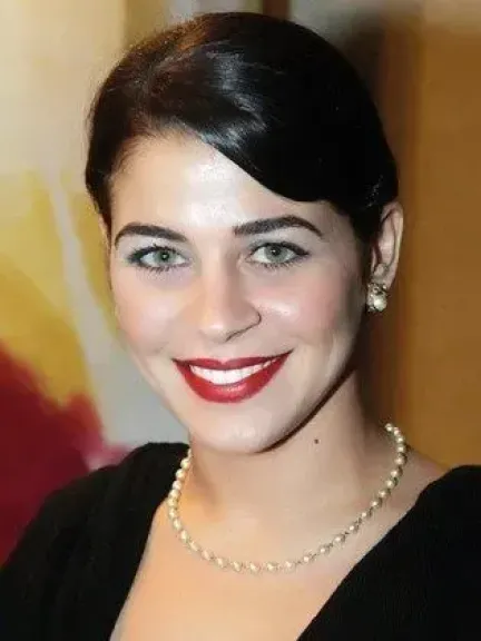 الفنانة منى هلا