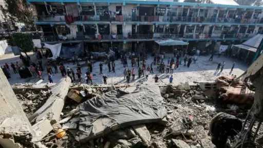 الاحتلال الإسرائيلي يواصل استهداف المنازل بأحياء غزة الاحتلال الإسرائيلي يواصل استهداف المنازل بأحياء غزة