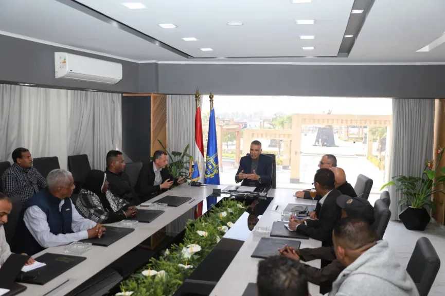 محافظ أسوان يلتقى بممثلى أهالى منطقة الكرور ويستعرض حزمة الإجراءات العاجلة لتخفيف المعاناة عنهم