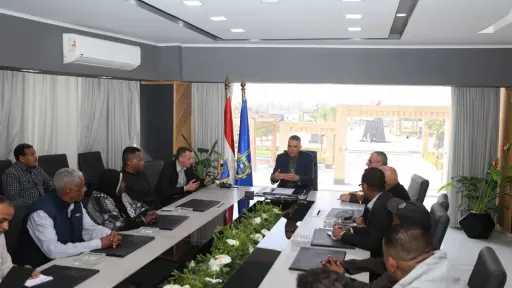 محافظ أسوان يلتقى بممثلى أهالى منطقة الكرور ويستعرض... محافظ أسوان يلتقى بممثلى أهالى منطقة الكرور ويستعرض حزمة الإجراءات العاجلة لتخفيف المعاناة عنهم