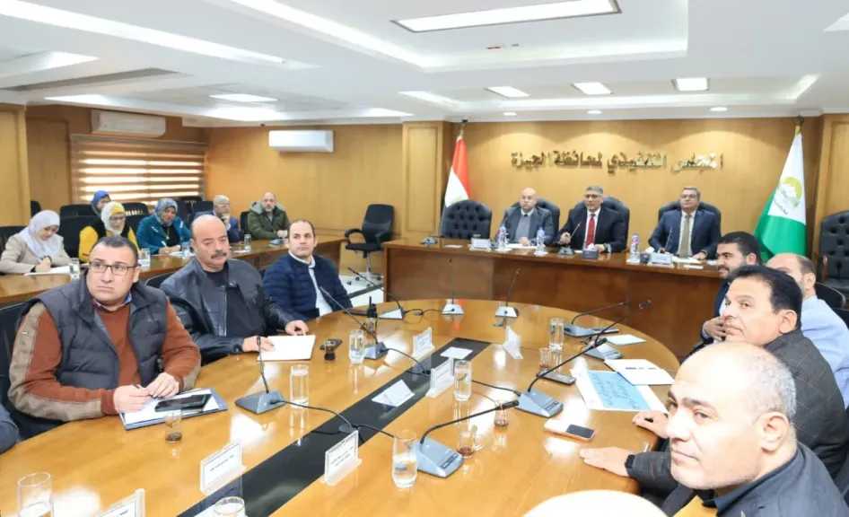 محافظ الجيزة يناقش آليات تنفيذ المرحلة الأولى لتطوير طريق المنيب العياط
