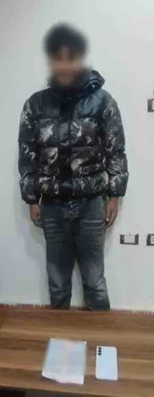 ضبط شخص لإدارته صفحة على مواقع التواصل للترويج لبيع أسلحة بيضاء مقابل مبالغ مالية