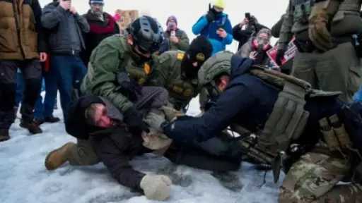 الشرطة الأمريكية تعتقل متظاهرة احتجت على مقتل امرأة برصاص ضابط في مينابوليس