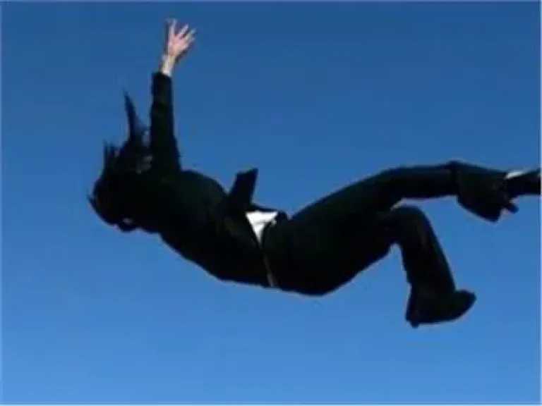 إصابة سيدة أجنبية إثر سقوطها من ارتفاع داخل كمبوند شهير بالتجمع الخامس