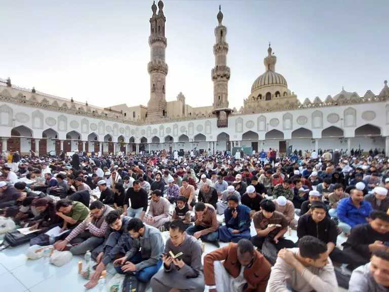 خطيب الجامع الأزهر يحذر من نسيان تاريخ الأمة ويؤكد أن قوتها في وحدتها